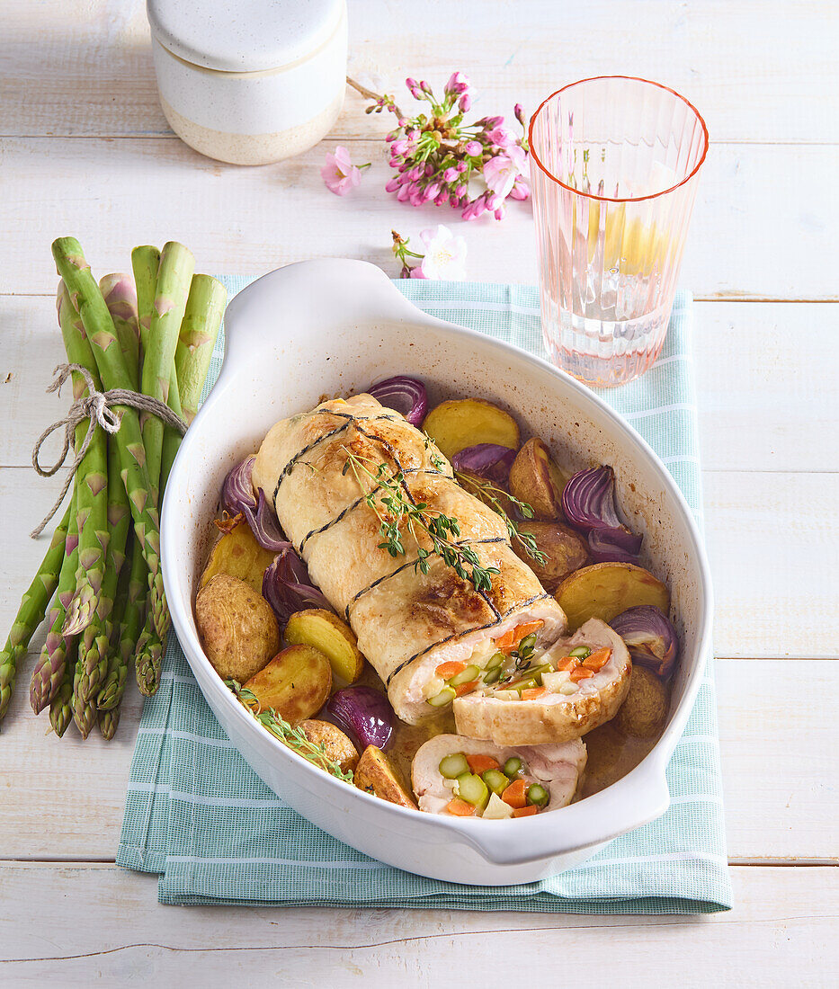 Gefüllte Hähnchenroulade mit Spargel, Karotten und Ofenkartoffeln