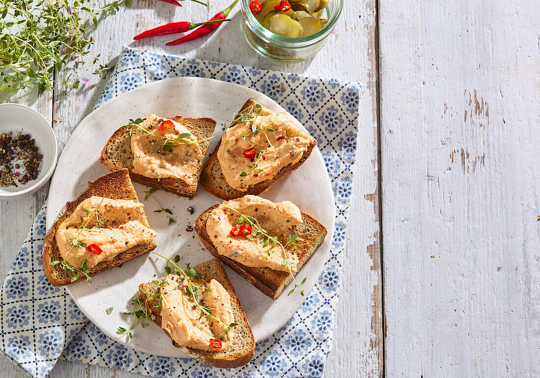 Brot mit Bryndza-Käse-Aufstrich und Chili