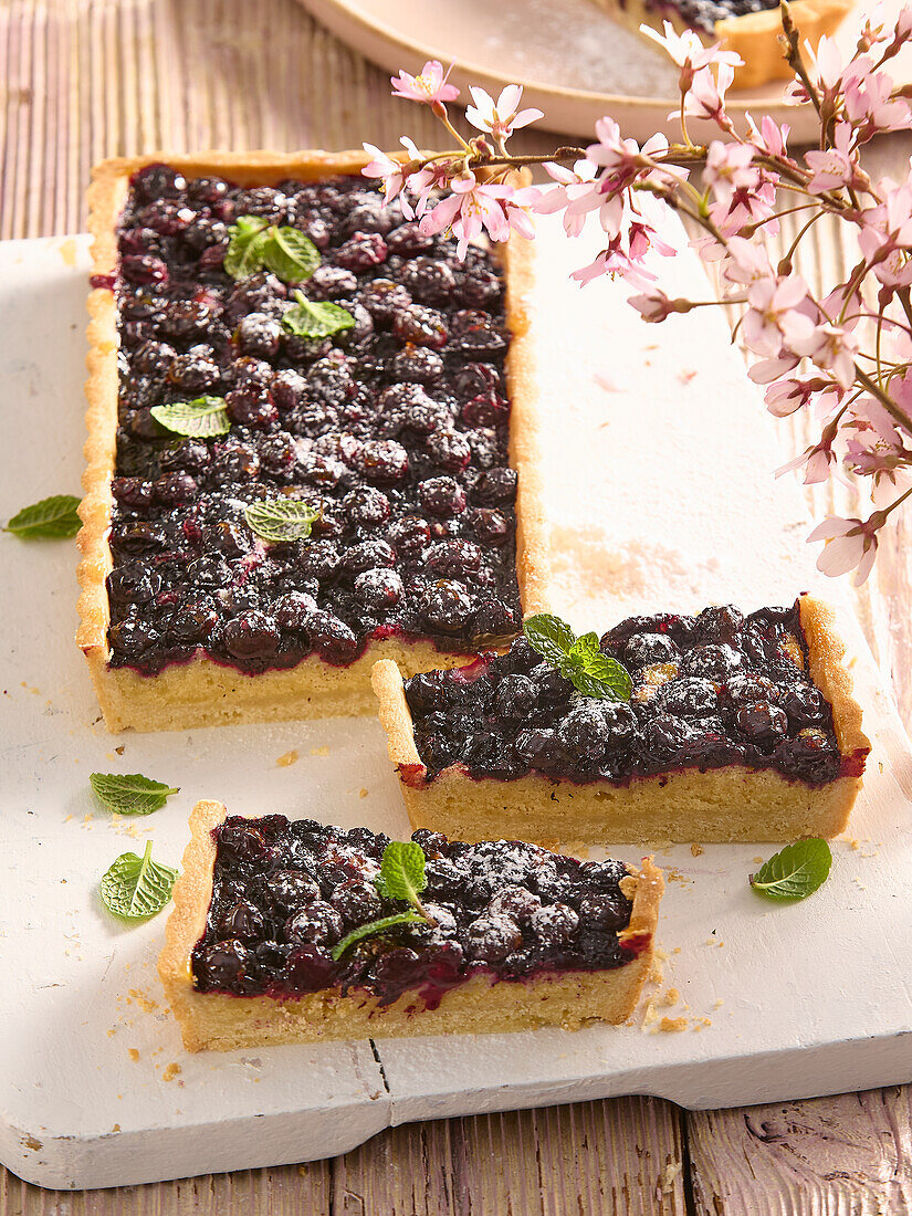 Blueberry pie with almonds and rum