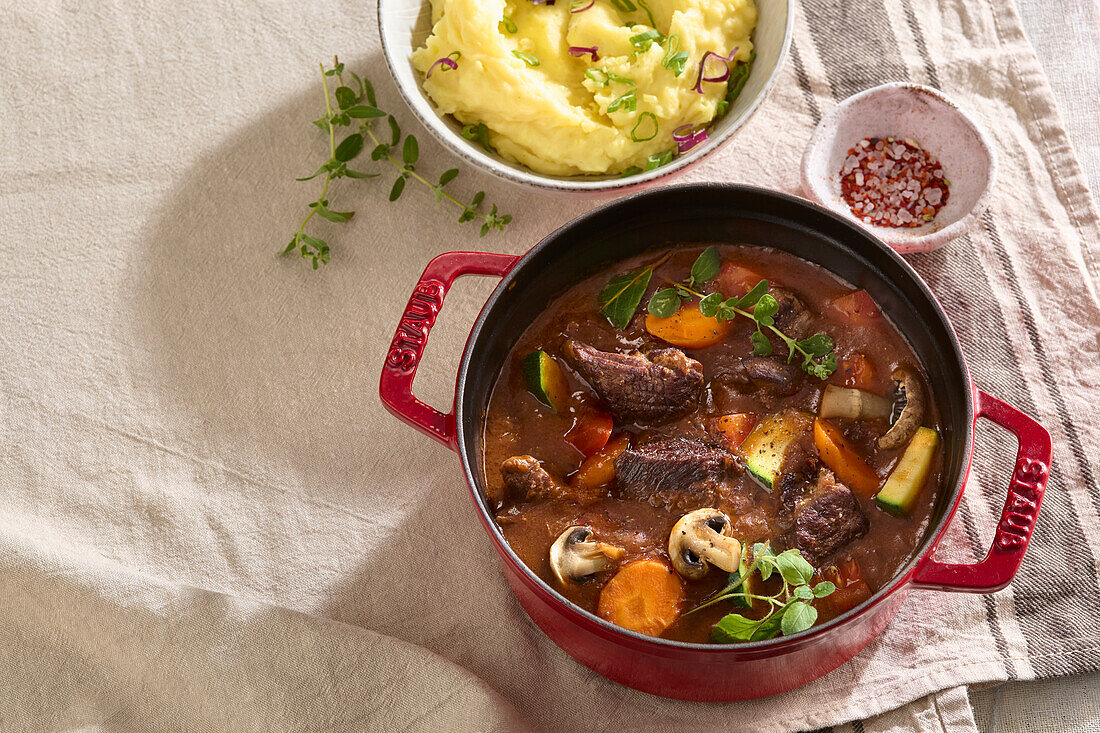 Rinder-Schmorbraten mit Pilzen, Zucchini, Karotten und Kartoffelpüree als Beilage