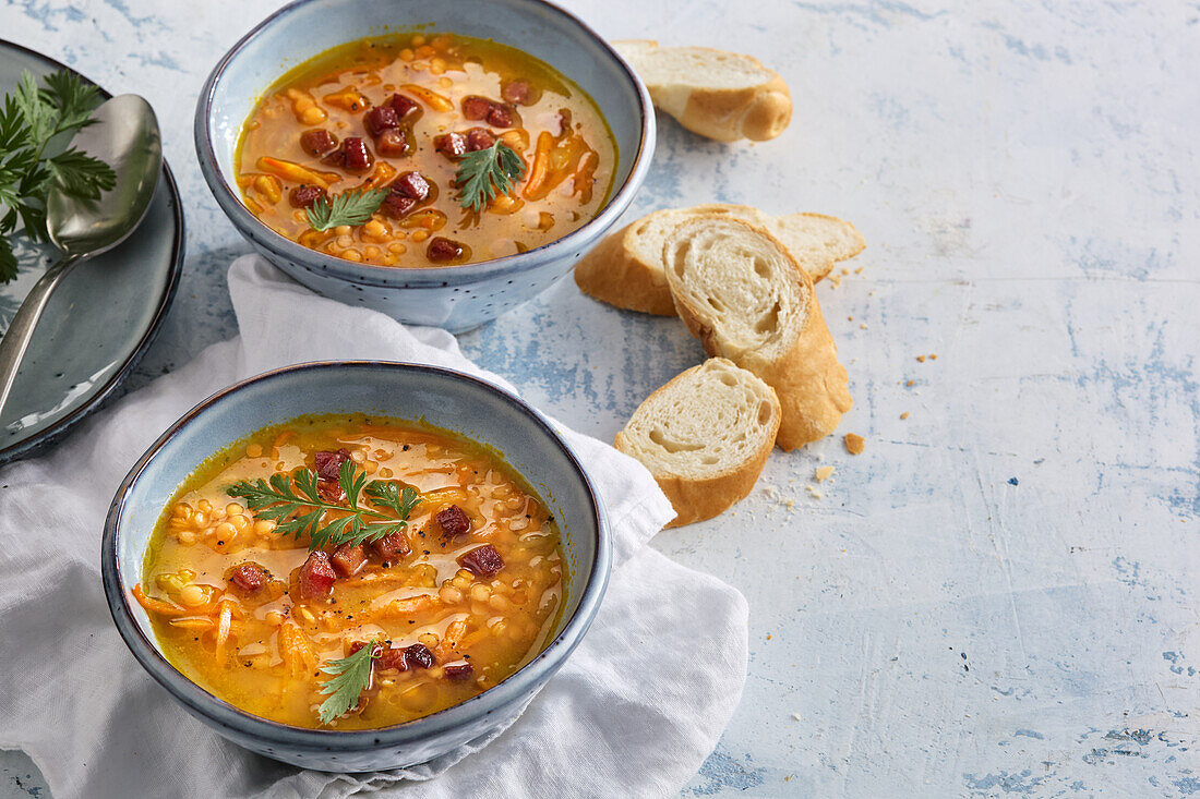 Karotten-Linsen-Suppe mit geräuchertem Speck