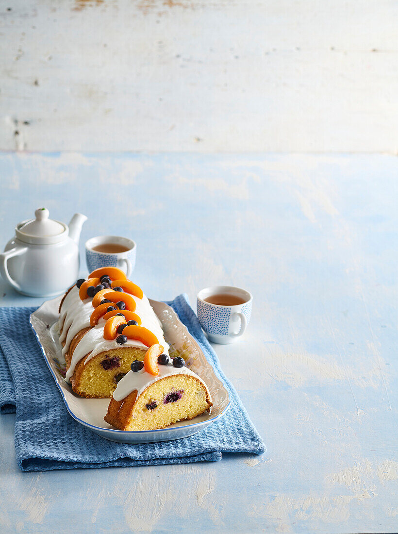 Cake with apricots, blueberries and yoghurt topping