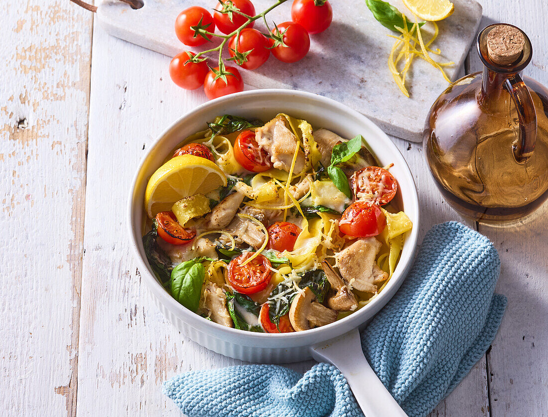 Hähnchen-Nudelauflauf mit Champignons und Spinat