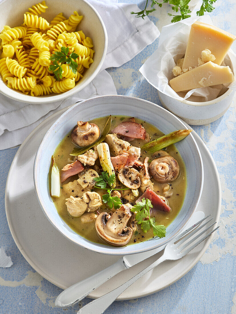 Hähnchen-Pilz-Eintopf mit Fusilli und Parmesan