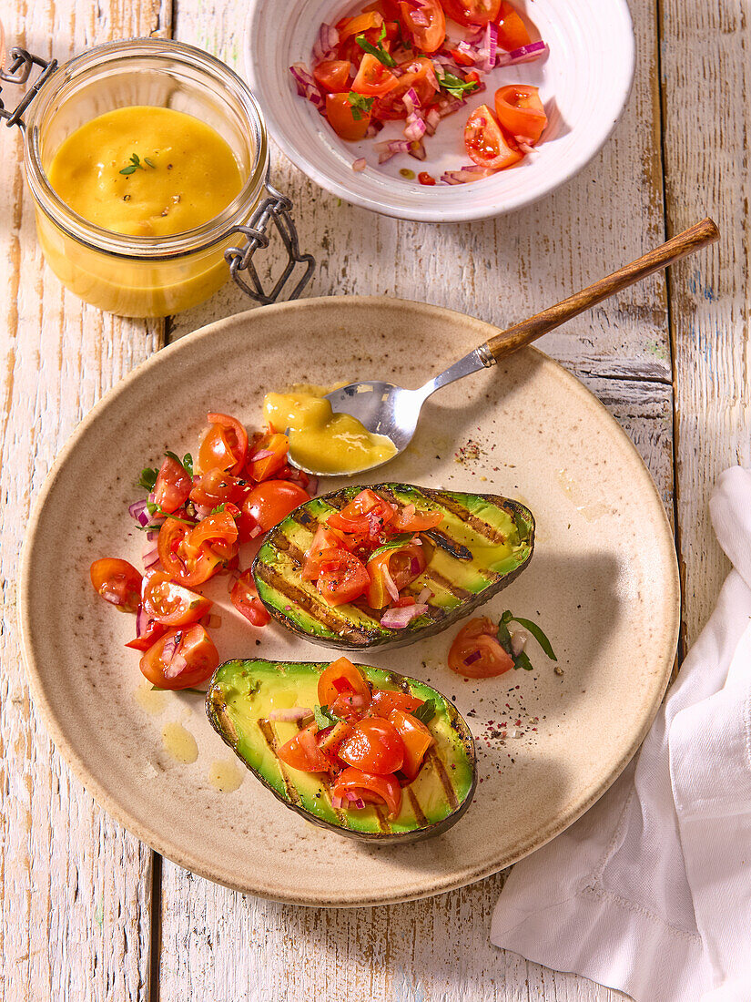 Gegrillte Avocado mit Tomaten und Mangosauce