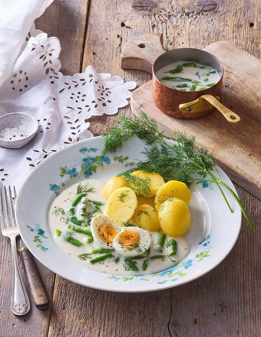 Grüne Bohnen in Rahmsauce mit Ei und Kartoffeln