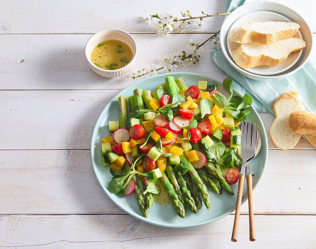 Grüner Spargelsalat mit Tomaten und Radieschen