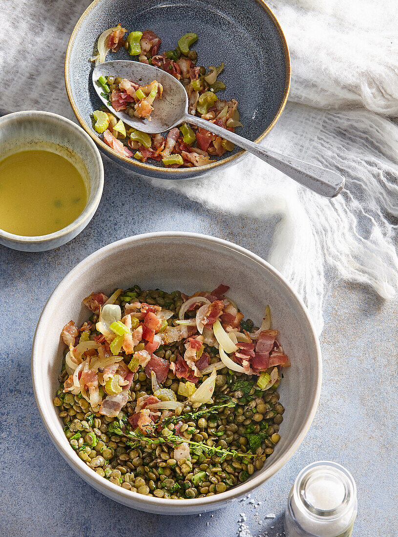 Grüner Linsensalat mit Speck und Gemüse