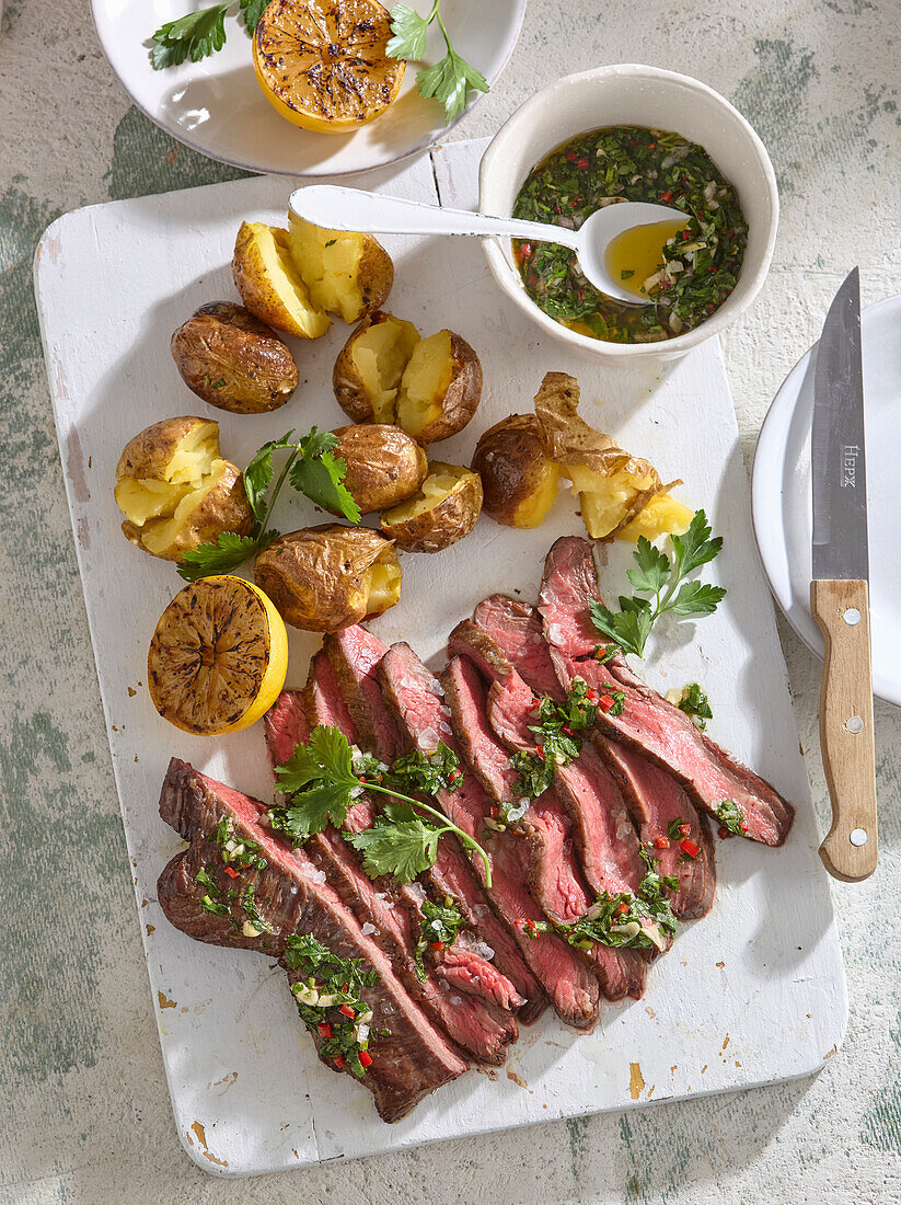 Gegrilltes Flanksteak mit Ofenkartoffeln und Chimichurri