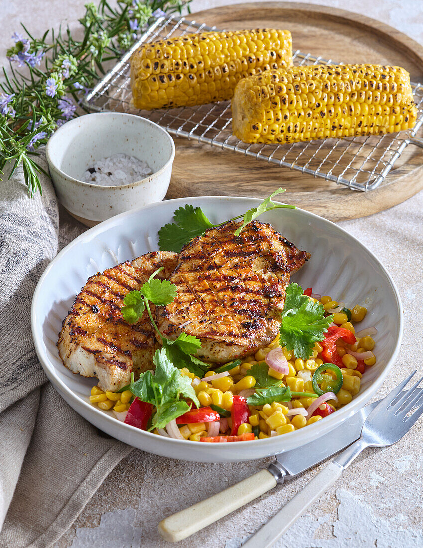 Gegrillter Schweinehals mit Maissalat