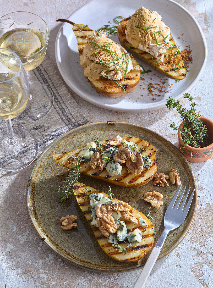 Gegrillte Birnen mit Blauschimmelkäse und gegrillte Birne mit Eiscreme