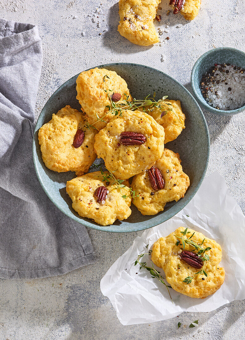 Cheddar-Kekse mit Pekannüssen und Thymian