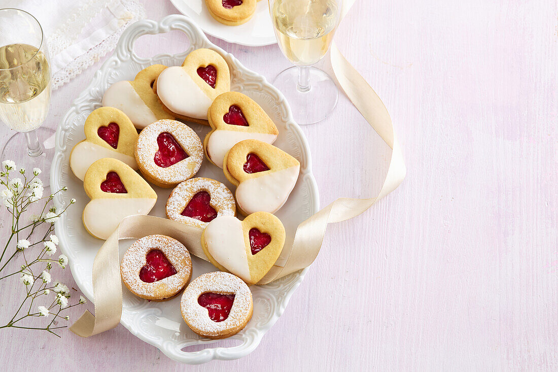 Herzförmige Hochzeitskekse mit Himbeerkonfitüre