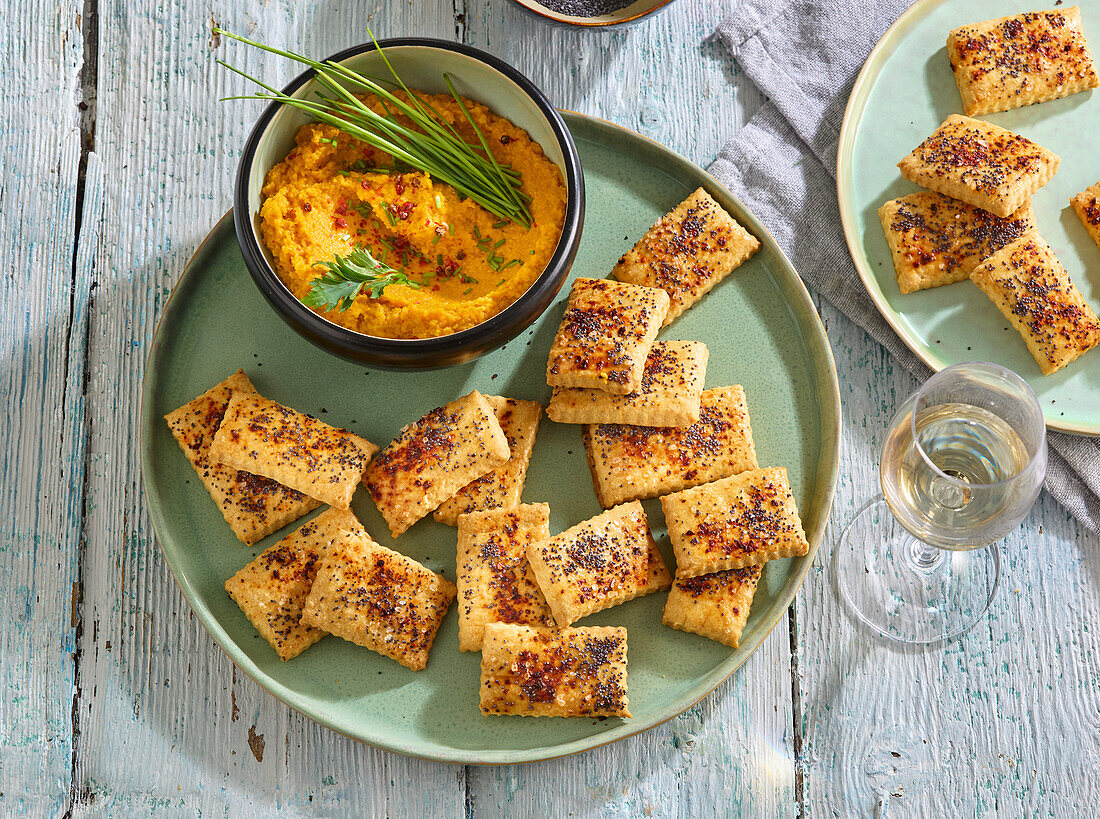 Crackers with poppy seeds and dip