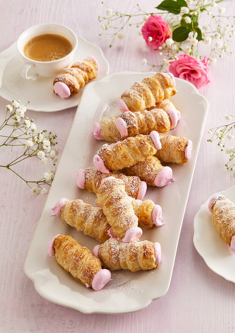 Röllchen mit Himbeer-Sahne