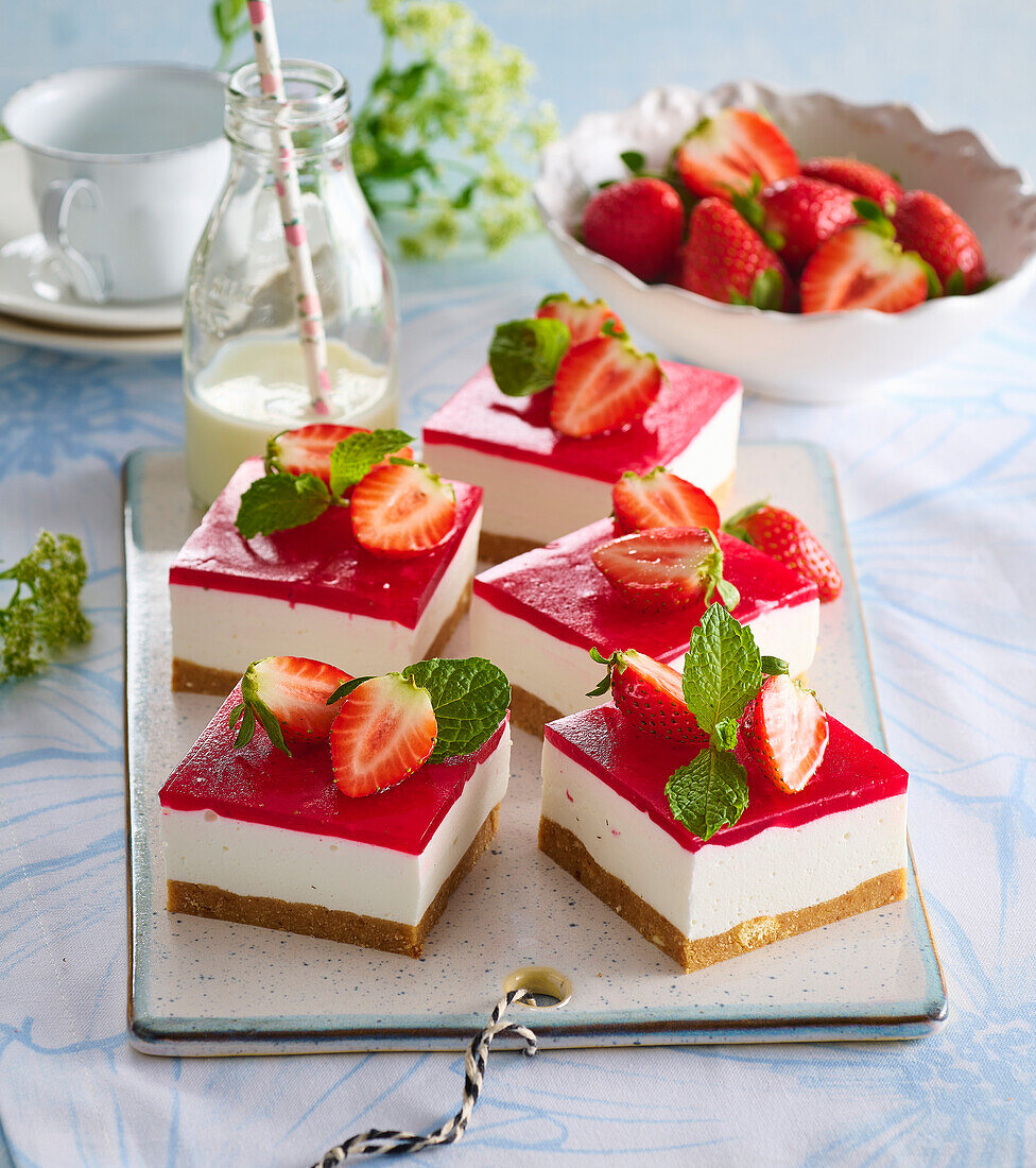 Cheesecake slices with strawberries