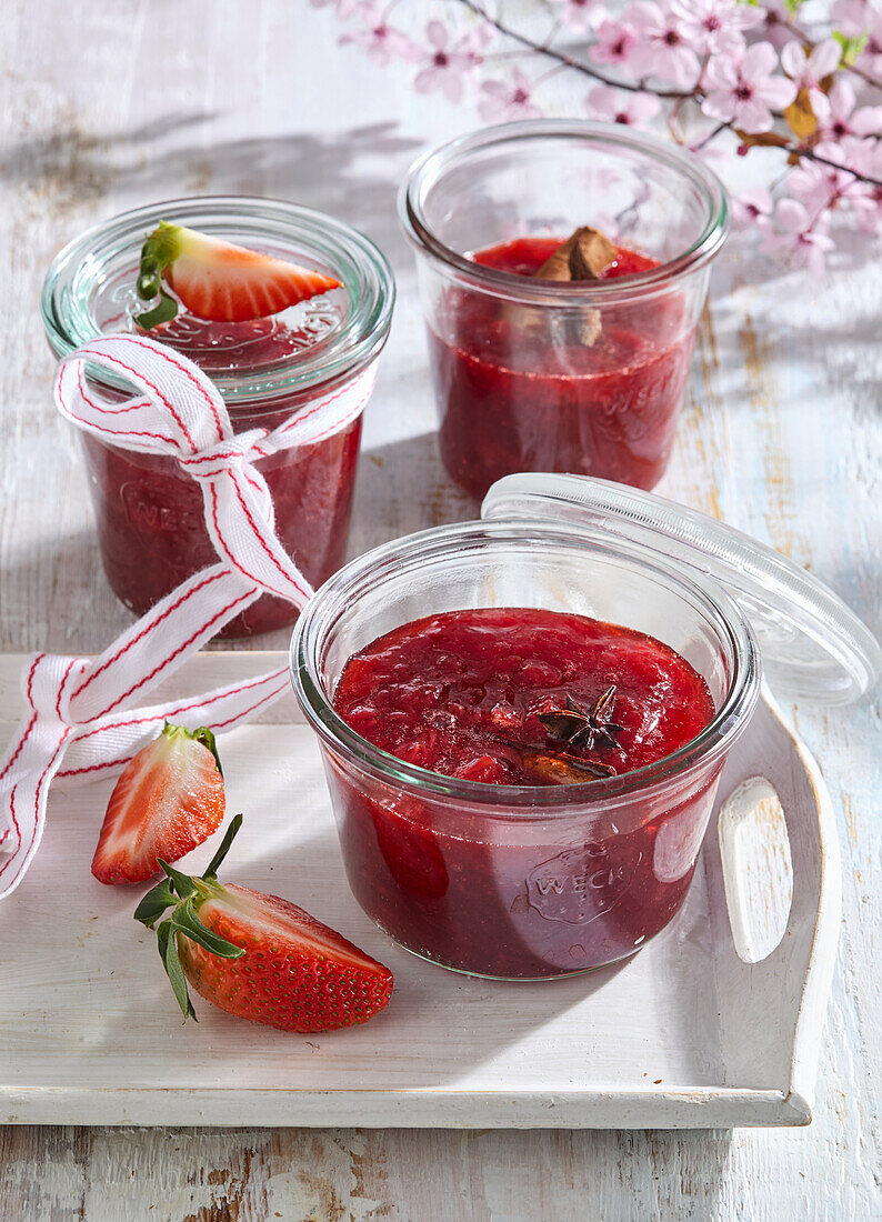 Hausgemachte Erdbeermarmelade mit Sternanis und Zimt