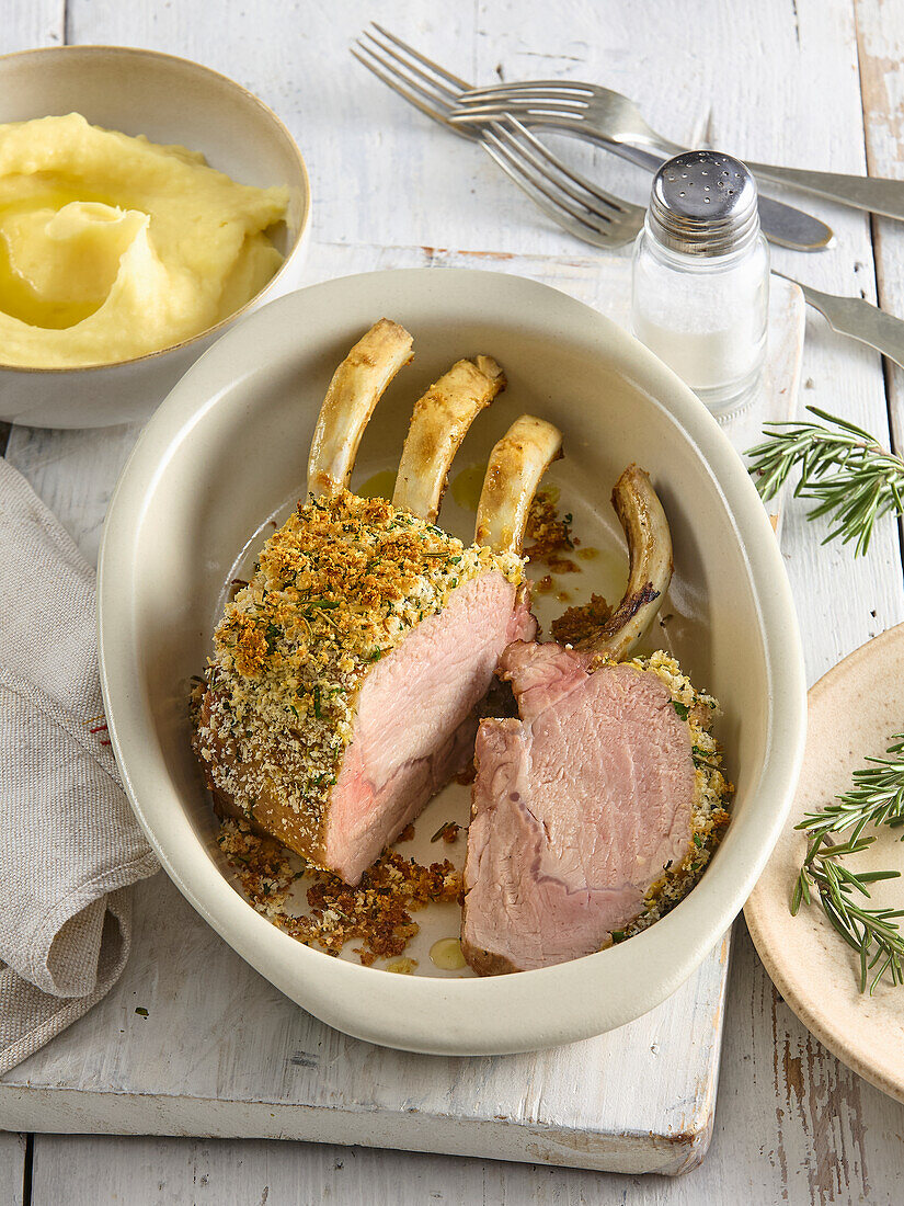 Schweinekoteletts mit Senf-Kräuterkruste und Kartoffelpüree