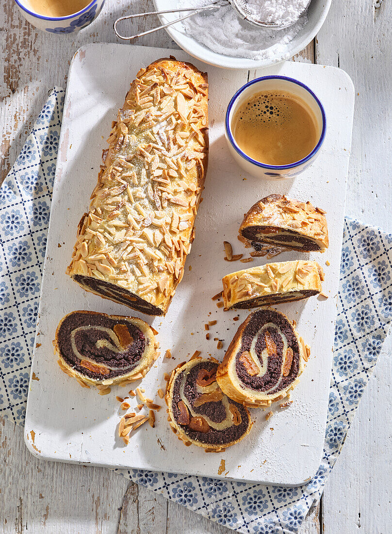 Mohnstrudel mit getrockneten Aprikosen und Mandeln