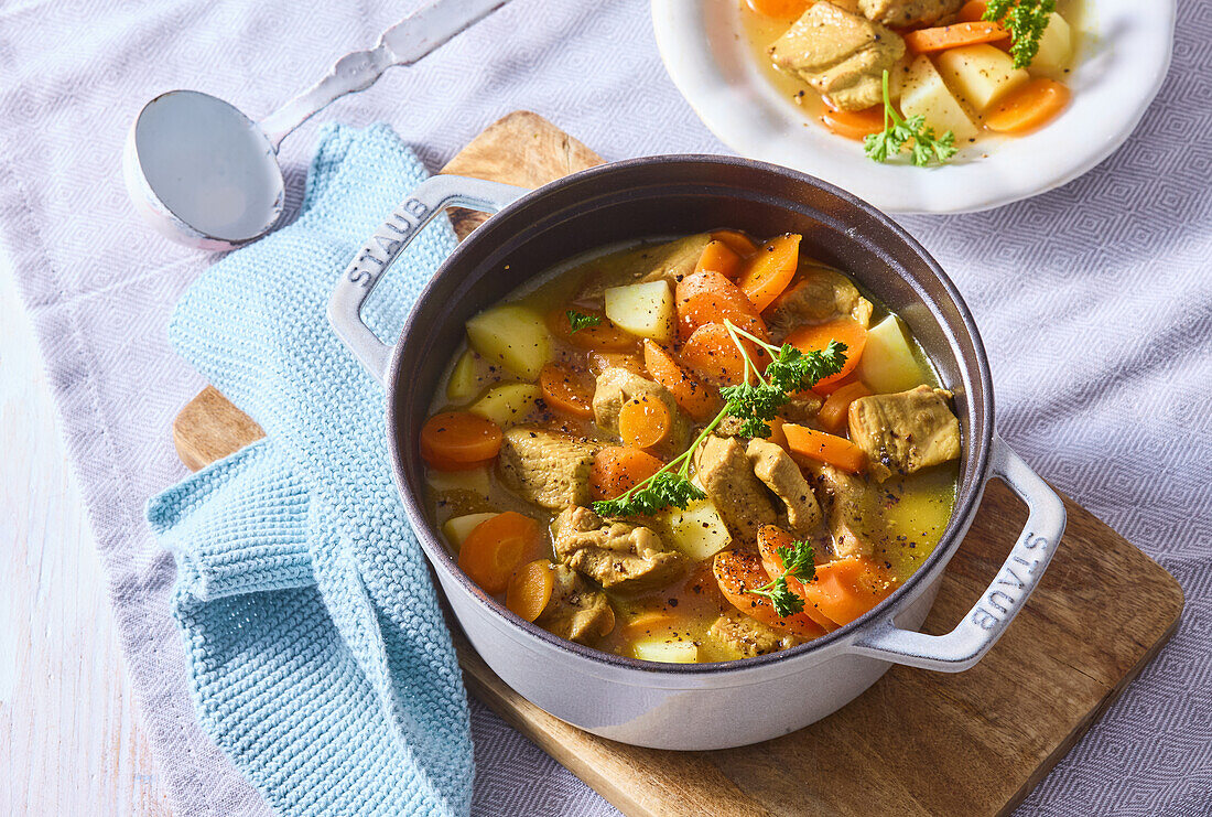 Schweinefleischtopf mit Möhren und Kartoffeln