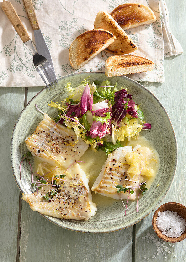 Gebratener Kabeljau mit Zitronensauce und Blattsalat