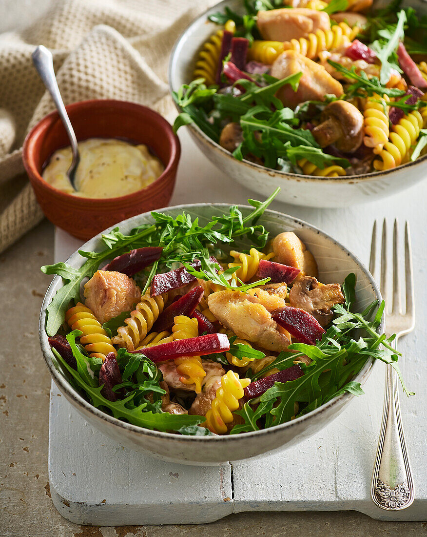 Pastasalat mit Hähnchen, Rucola und Rote-Bete