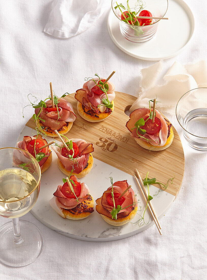 Mini pizzas with Parma ham and tomatoes