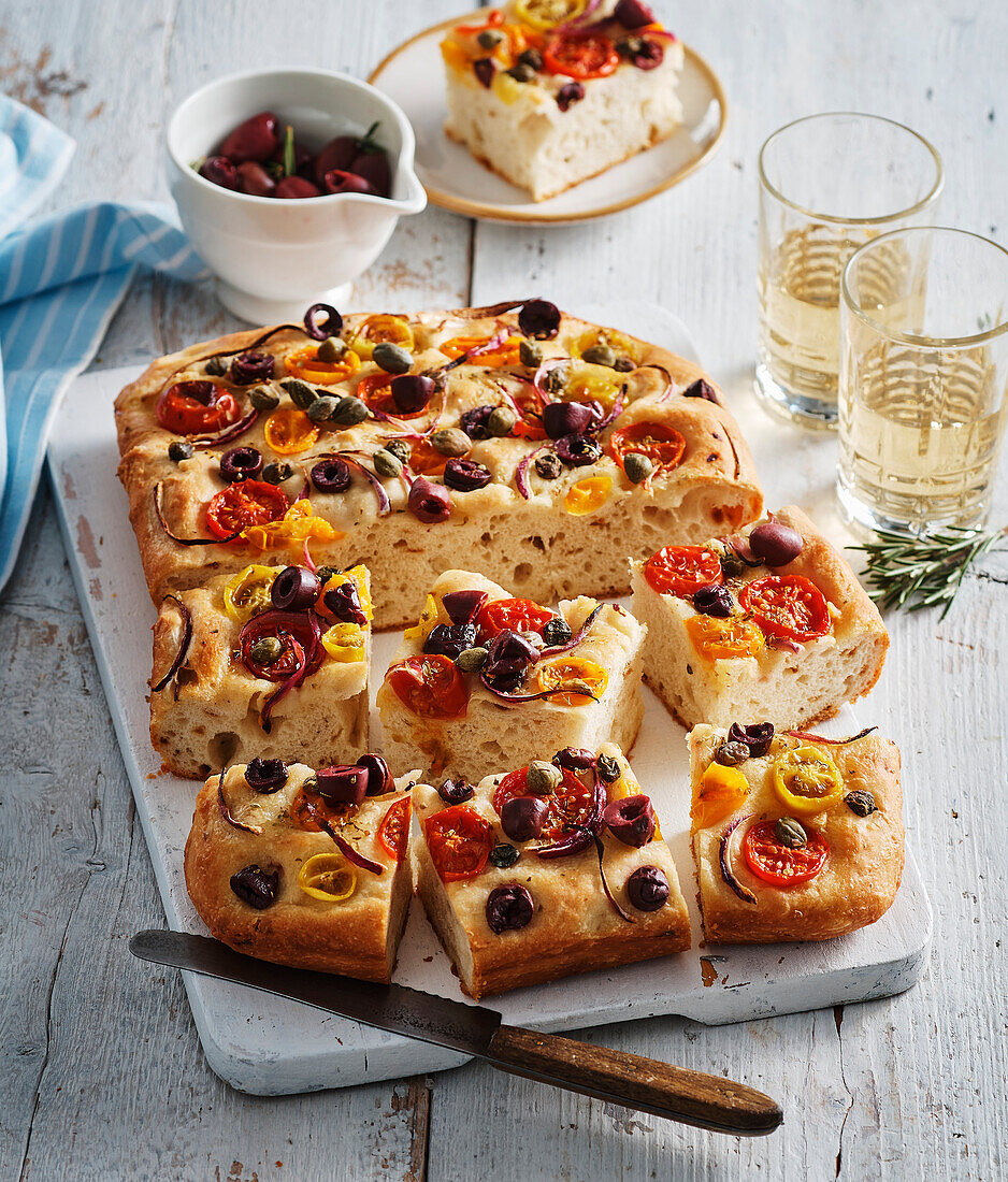 Focaccia mit bunten Tomaten, Zwiebeln und Oliven