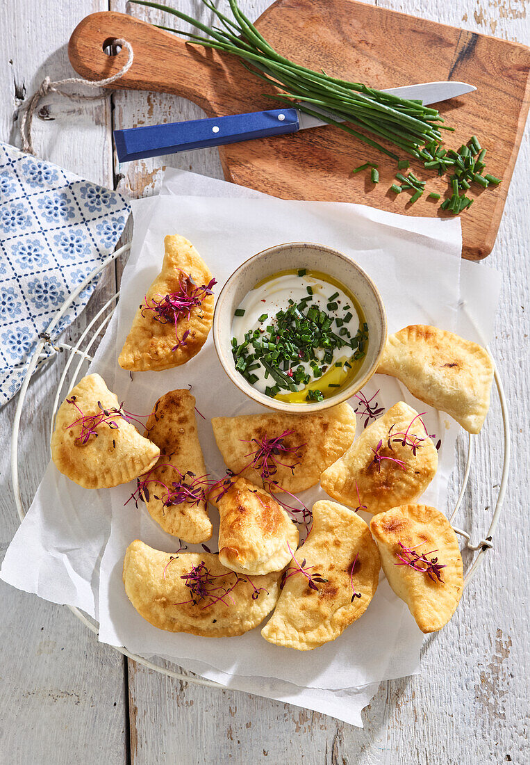 Frittierte Pierogi mit Sauerrahm-Dip