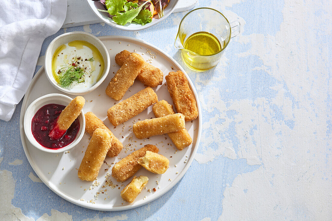 Frittierte Käsesticks mit Preiselbeerdip und Kräuterdip