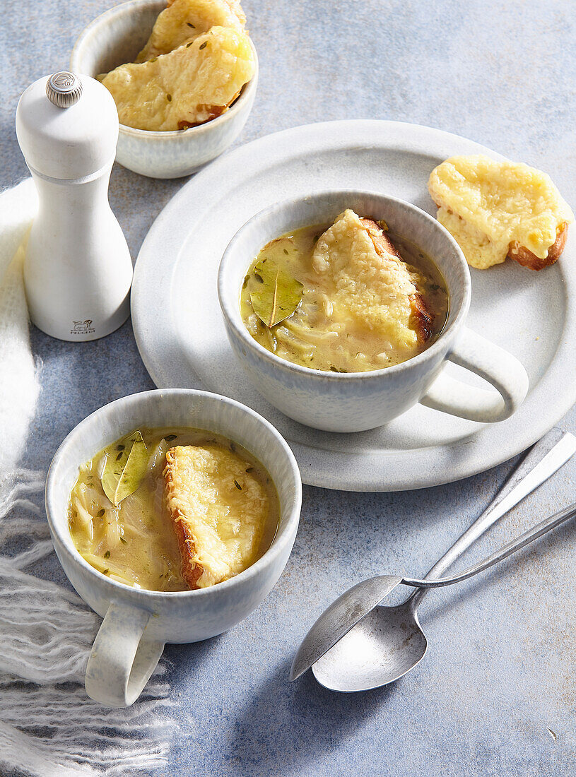 Französische Zwiebelsuppe mit Käsecroûtons