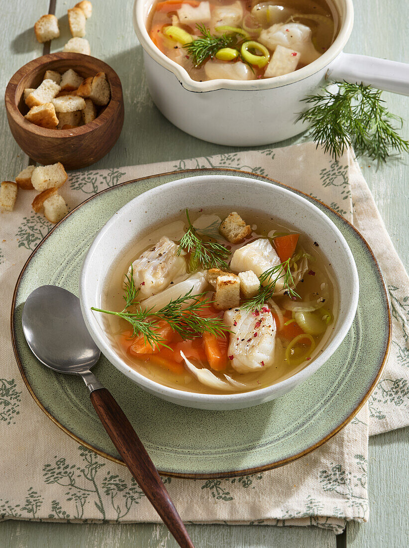 Fischsuppe mit Gemüse, Croûtons und Dill