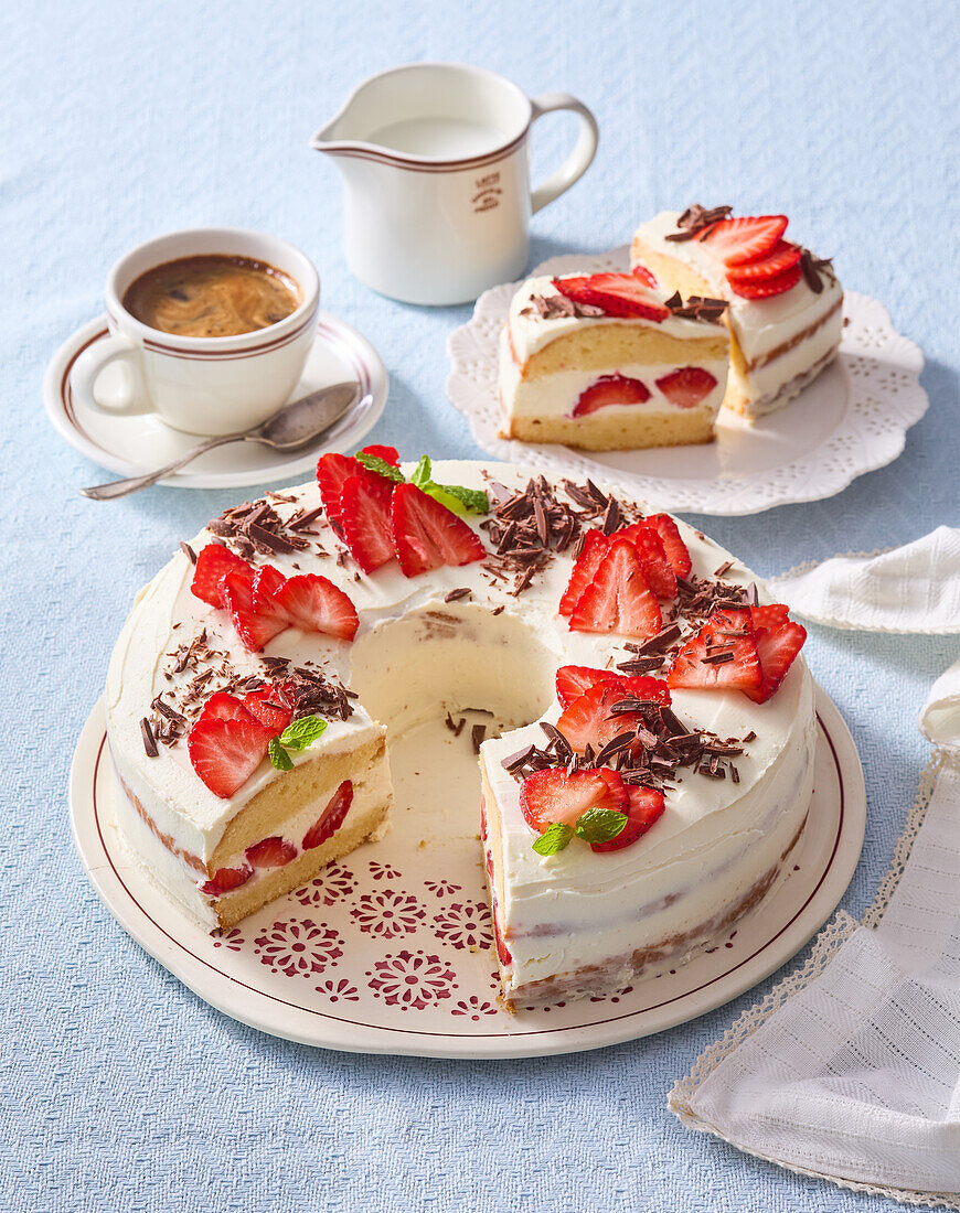 Quark-Erdbeer-Bundt Cake mit Schokoraspeln