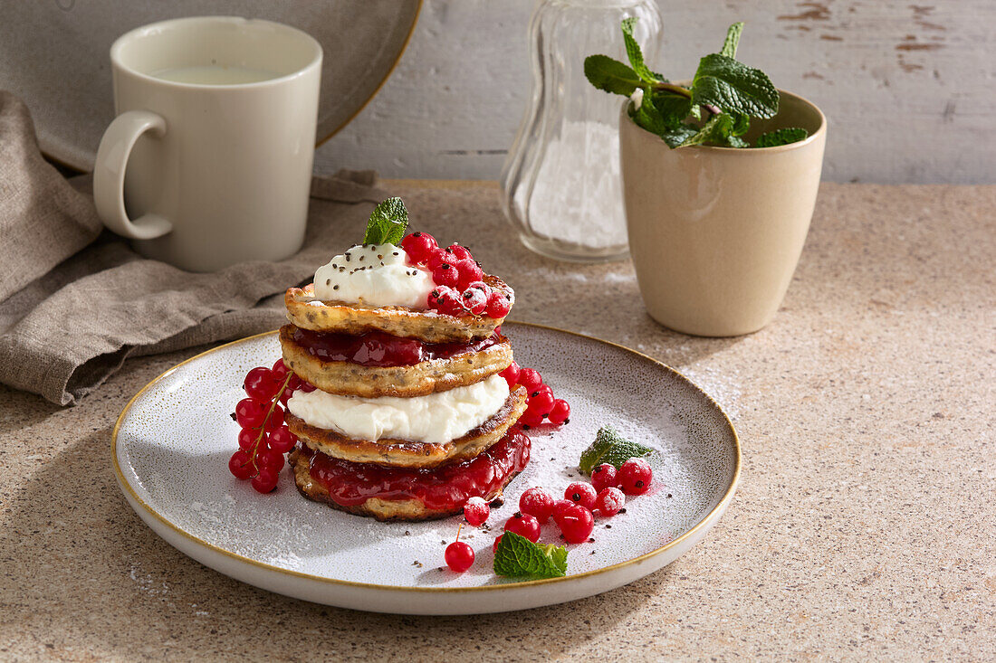 Buchweizen-Pfannkuchen mit Johannisbeeren und Sahnecreme