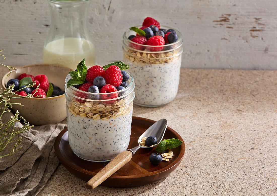 Oatmeal mit Mohn und frischen Beeren