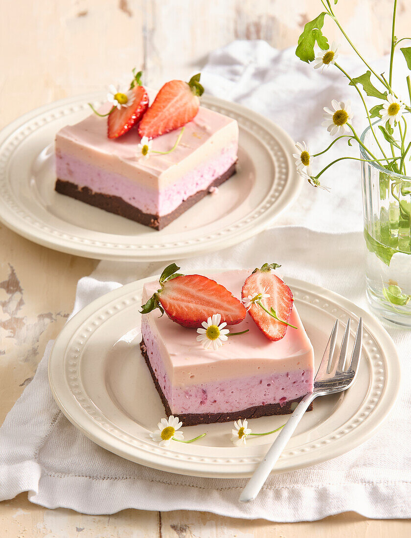 No-bake strawberry cheesecake slices