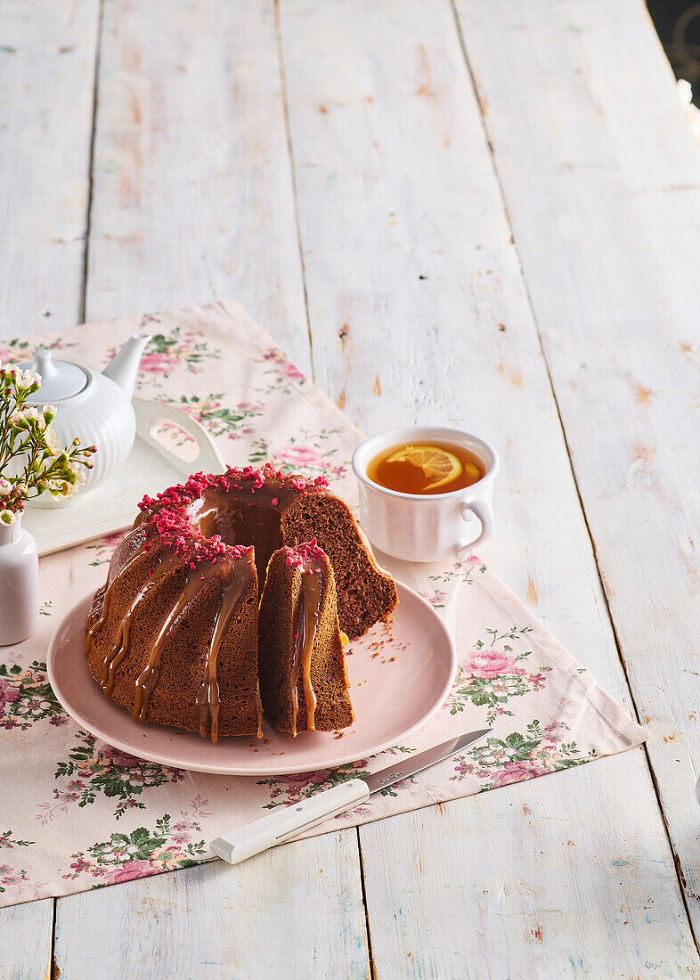 Gewürz-Guglhupf mit Karamellglasur und Himbeeren