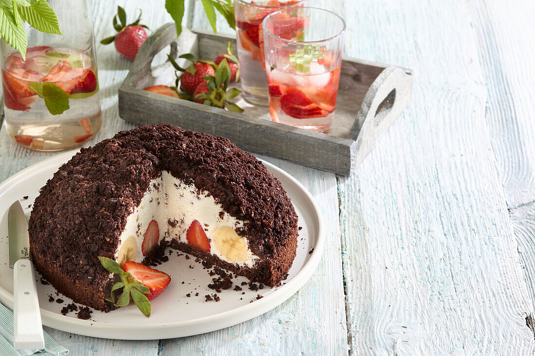 Maulwurfkuchen mit Erdbeeren und Bananen