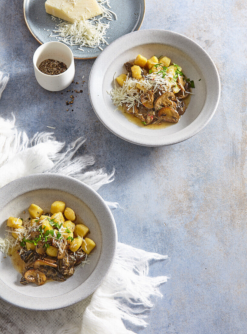 Gnocchi mit sautierten Champignons und Parmesan