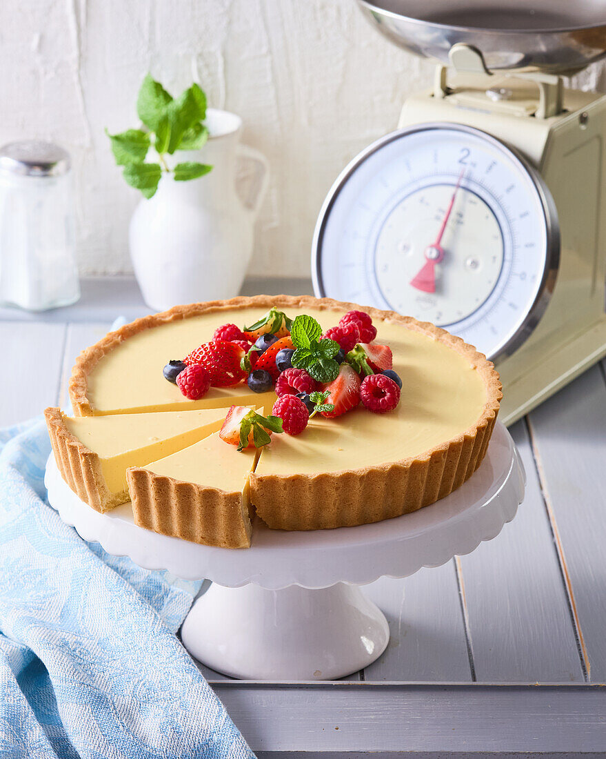 Pudding-Tarte mit Beeren und Minze