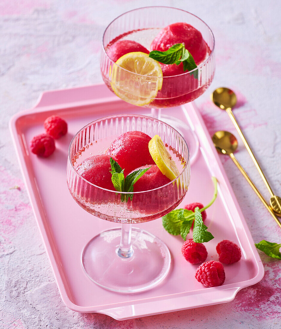 Prosecco mit Himbeer-Sorbet