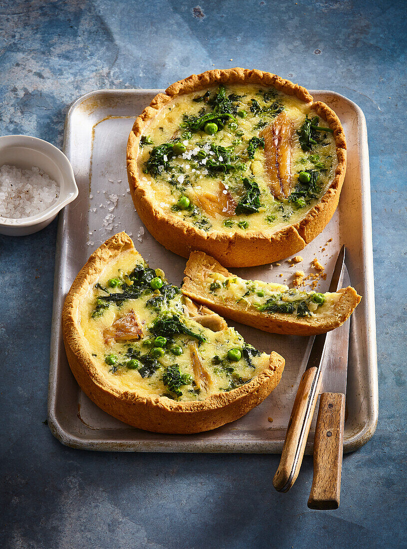 Quiche mit Räucherforelle, Spinat und Erbsen