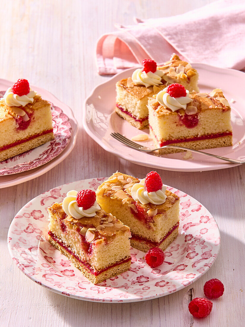 Raspberry slices with almonds