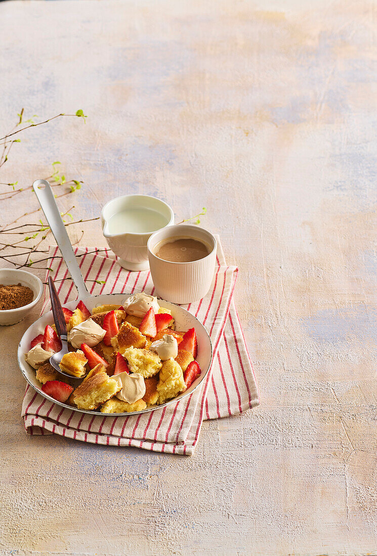 Kaiserschmarrn mit Kaffeecreme und Erdbeeren