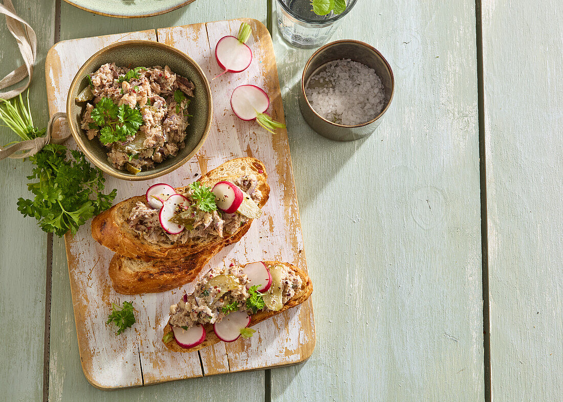 Sardinenaufstrich mit Baguette