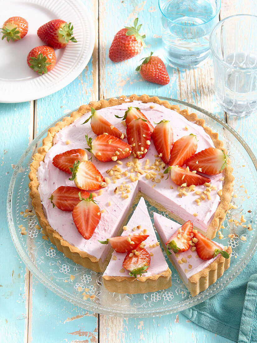 Strawberry mousse tart with shortcrust pastry base