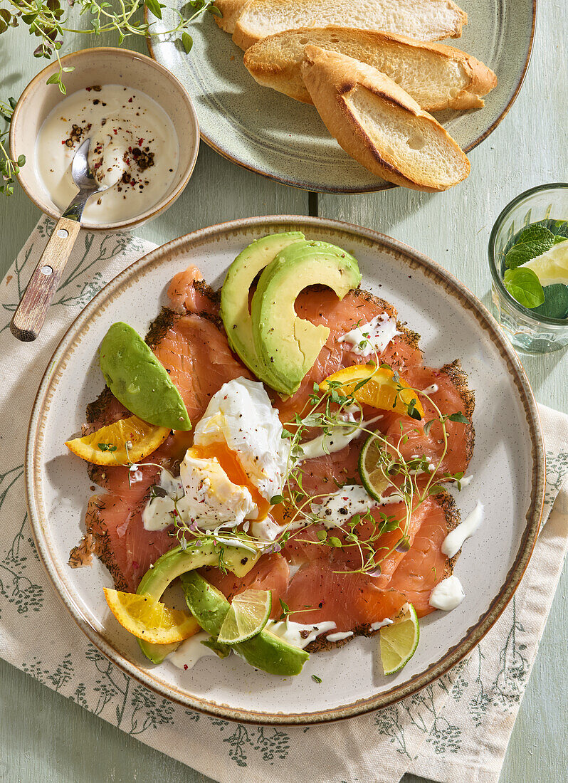 Räucherlachs mit Avocado, Ei und Meerrettichsauce