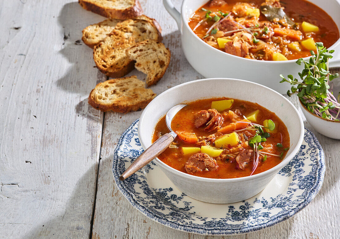 Slowakische Wurst-Kohl-Suppe mit Kartoffeln und Möhren