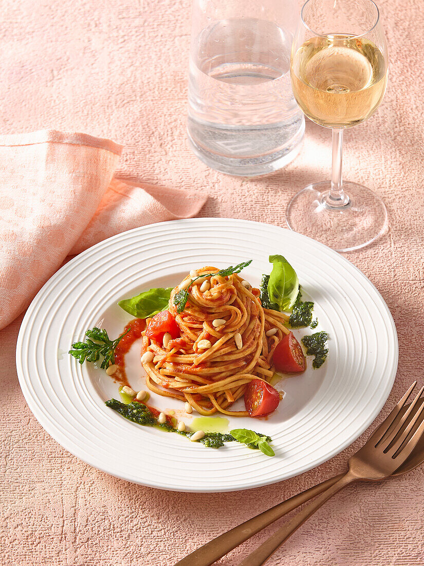 Spaghetti mit Tomatensoße und Basilikum-Pesto