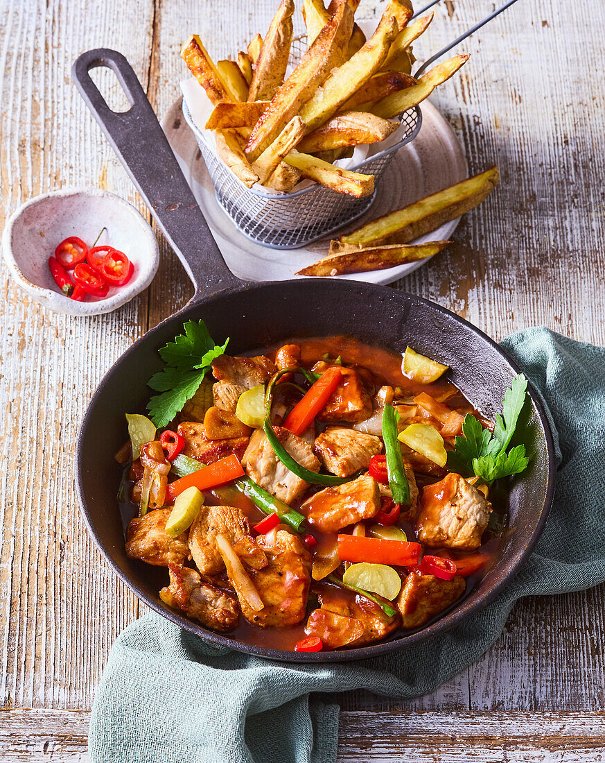 Schweinefleisch-Paprika-Pfanne mit Pommes Frites